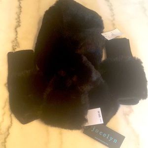 Jocelyn 2 pc set scarf & mittens NWT